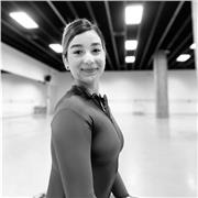 profesora titulada en pilates y máster en coaching deportivo, ballet barre y bailarina profesional de ballet clásico